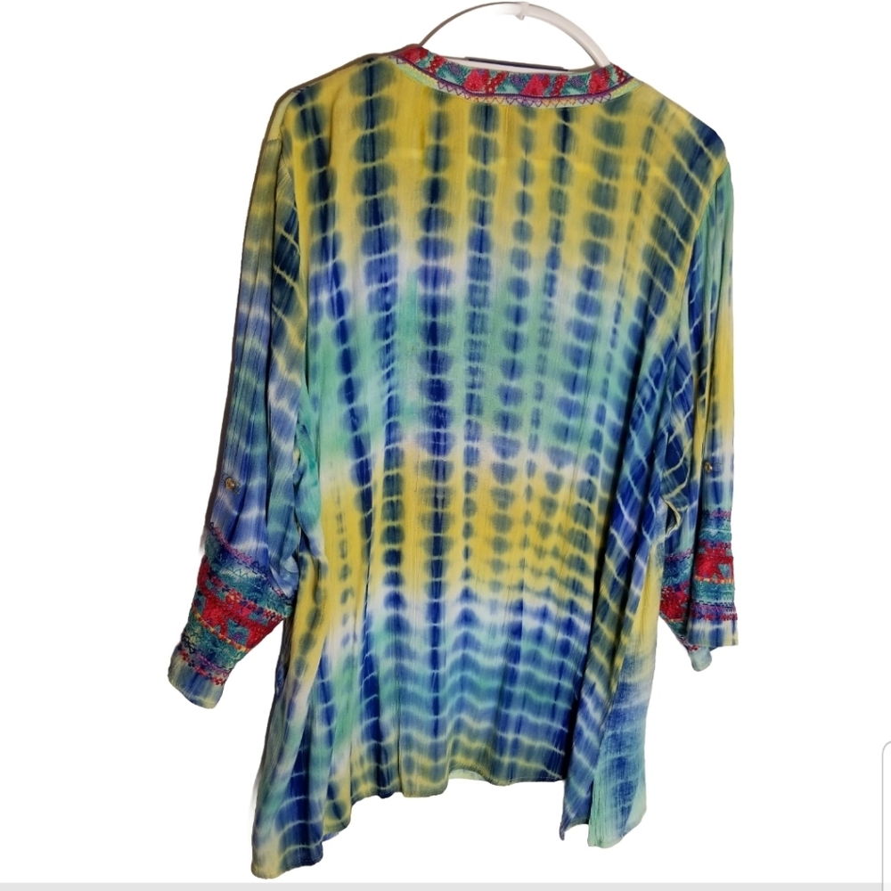 Calessa Top Women's 1X Floral Embroidered Tye Dye V-Neck 3/4 Roll Tab Sleeve - Picture 5 of 10